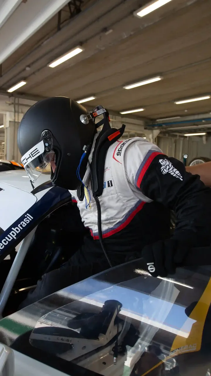 Israel Ribeiro entrando no Porsche da Carrera Cup