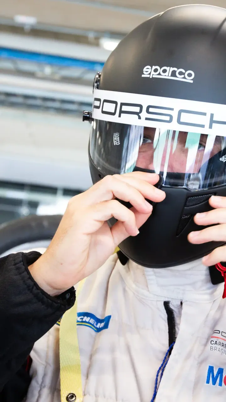 Israel Ribeiro ajustando o capacete no box