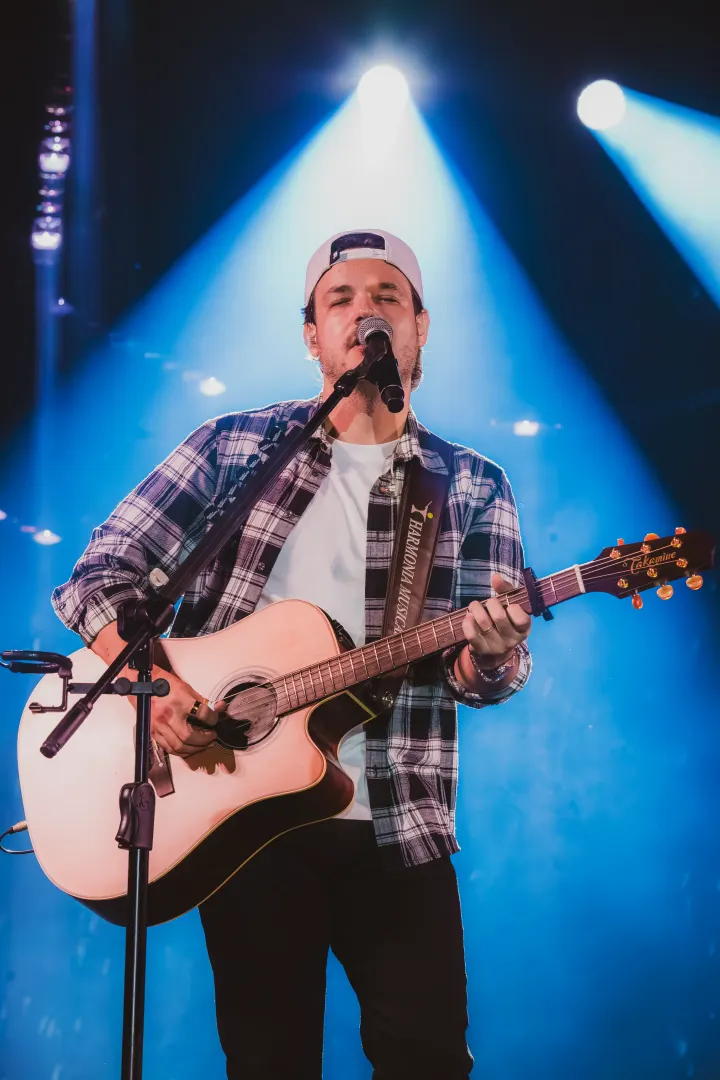 Israel Ribeiro em show sob luz azul