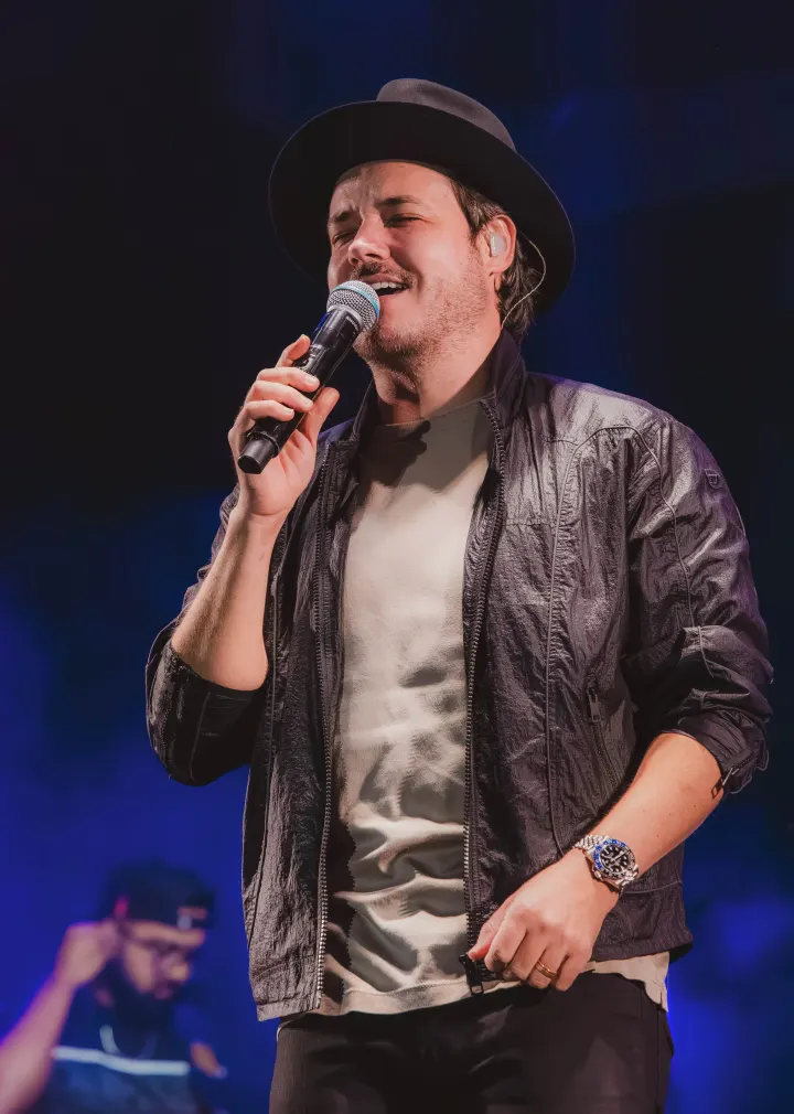 Israel Ribeiro no palco com a plateia ao fundo