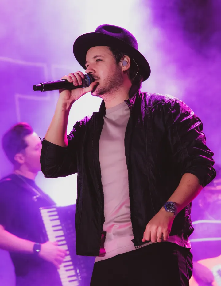 Israel Ribeiro em show sob luz roxa