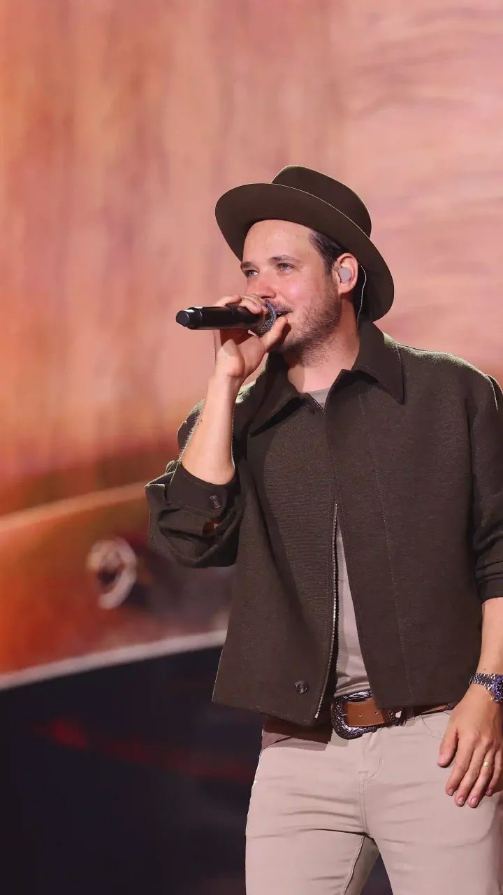 Israel Ribeiro cantando no palco