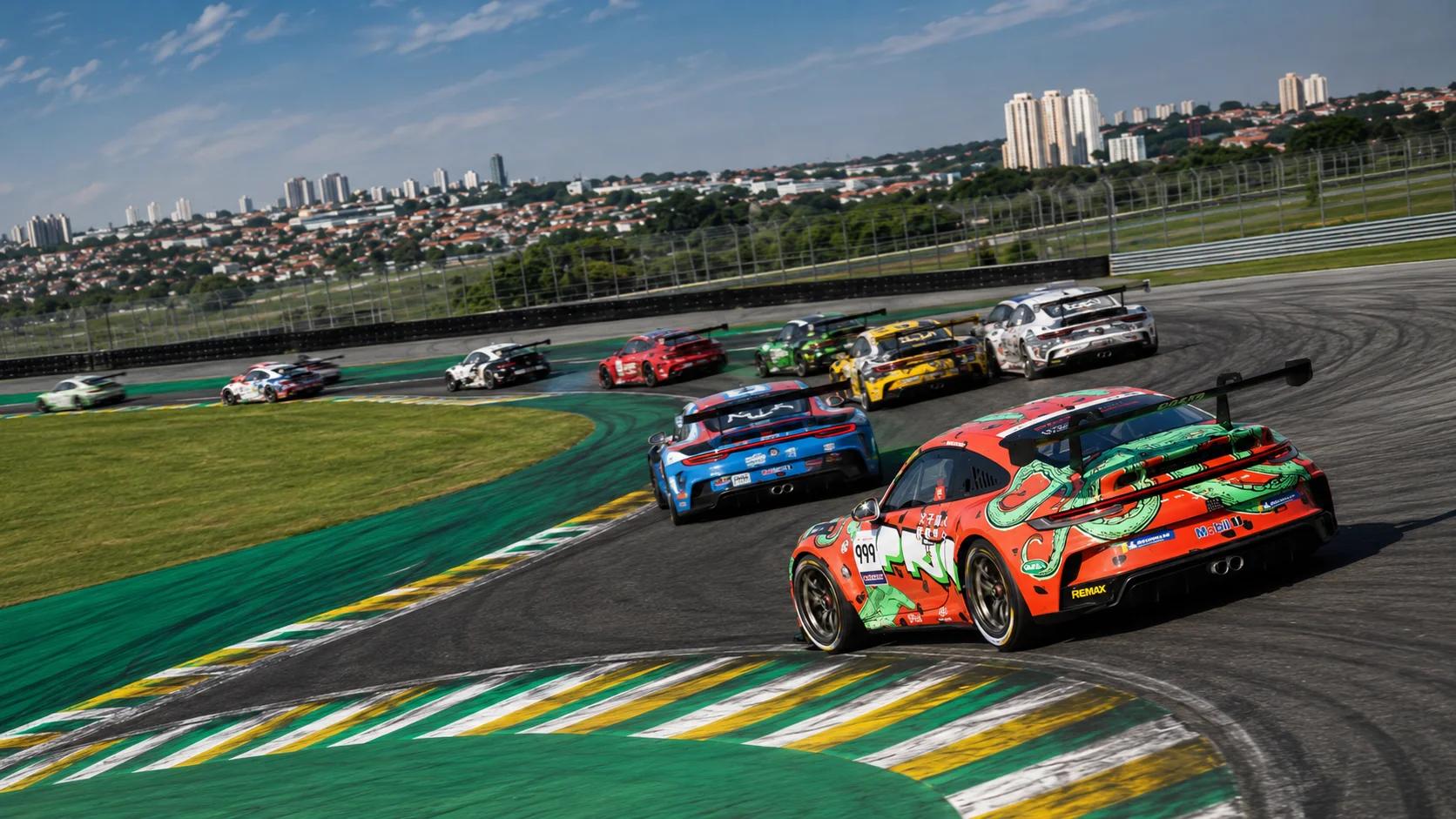 Porsches na pista da Porsche Cup Brasil